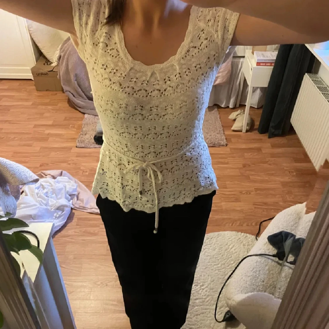 Vit stickad blus med knyt i midjan