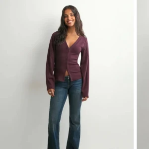 Vinröd långärmad blus med v-ringning - Säljer en vinröd blus med lång ärm och snygg v-ringning framtill. Den har inte kommit till användning så den är som ny! Skriv jättegärna för egna bilder. ⭐️