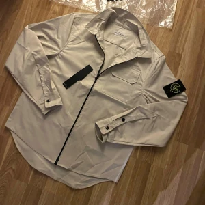 Beige Stone island overshirt - Hej, säljer en ny stone island overshirt som är lite beige aktig. Skriv gärna om ni har funderingar😊👍