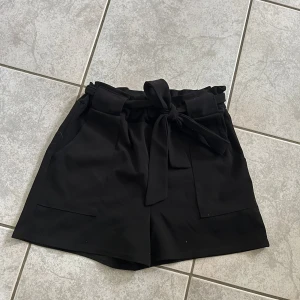 Kostymshorts - Svarta shorts i kostymbyxematerial, storlek xs från bikbok💗
