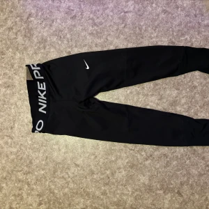 Nike pro tights - Byxorna är storlek S i barnstorlek. Alltså är de väldigt små. Dem är oanvända och lappen är kvar.