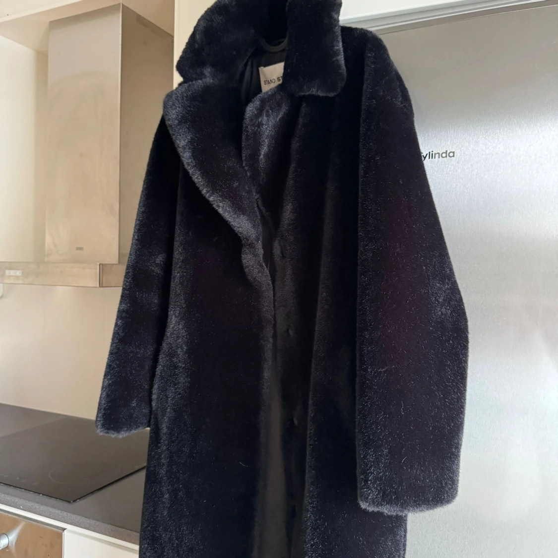 Svart pälsjacka från Stand Studio - 3