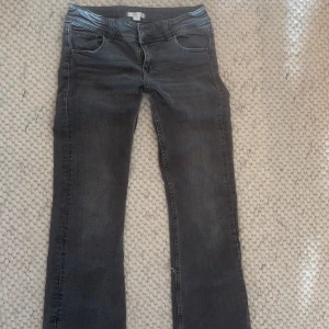 Gråsvarta lågmidjade jeans från ginatricot - Gråsvarta lågmidjade utsvängda jeans från ginatricot💕