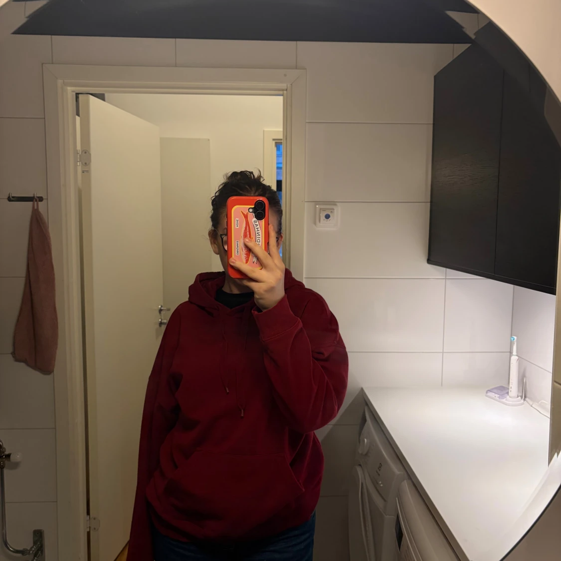 Mörkröd hoodie med huva och ficka