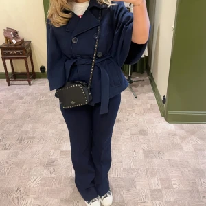 Mörkblå poncho/kappa med bälte och knappar - Super snygg poncho kappa som funkar till allt. Den är en storlek L men betydligt mer som en M, jag är 167cm lång💕