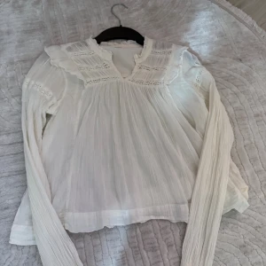 Blus Gina Young  - En fin vit blus från Gina Young. Lite genomskinlig men funkar ändå till vardags. 