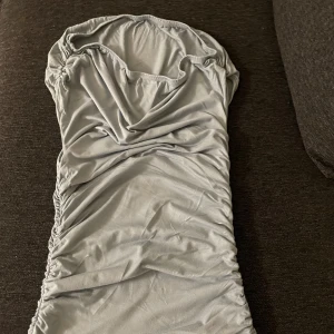 Babyblå axelbandslös gullig topp  - Baby blå fin topp använd fåtal gånger 