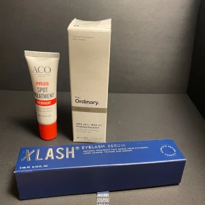 Xlash ögonfransserum & The Ordinary peeling - Säljer Xlash Eyelash Serum i blå tub och ask, perfekt för längre och fylligare fransar. The Ordinary AHA 30% + BHA 2% Peeling Solution i brun glasflaska med pipett och vit etikett, exfolierar huden effektivt. ACO Spotless Spot Treatment i vit och röd tub för punktbehandling av finnar. Köpt dubbla. ex / serum köpt insåg att jag inte tål något i den. Kanske sälja separat och så skriva om du är intresserad allt oanvänt 