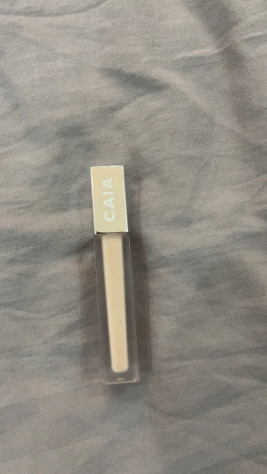 CAIA Concealer 1N Neutral - Säljer en CAIA concealer i färgen 1N Neutral. Kommer i en snygg, fyrkantig tub med frostat plast och silvrigt lock med CAIA-logga. Perfekt för att ljusa upp och täcka mörka ringar under ögonen. Färgen är ljus och neutral, passar dig som vill ha en fräsch look.