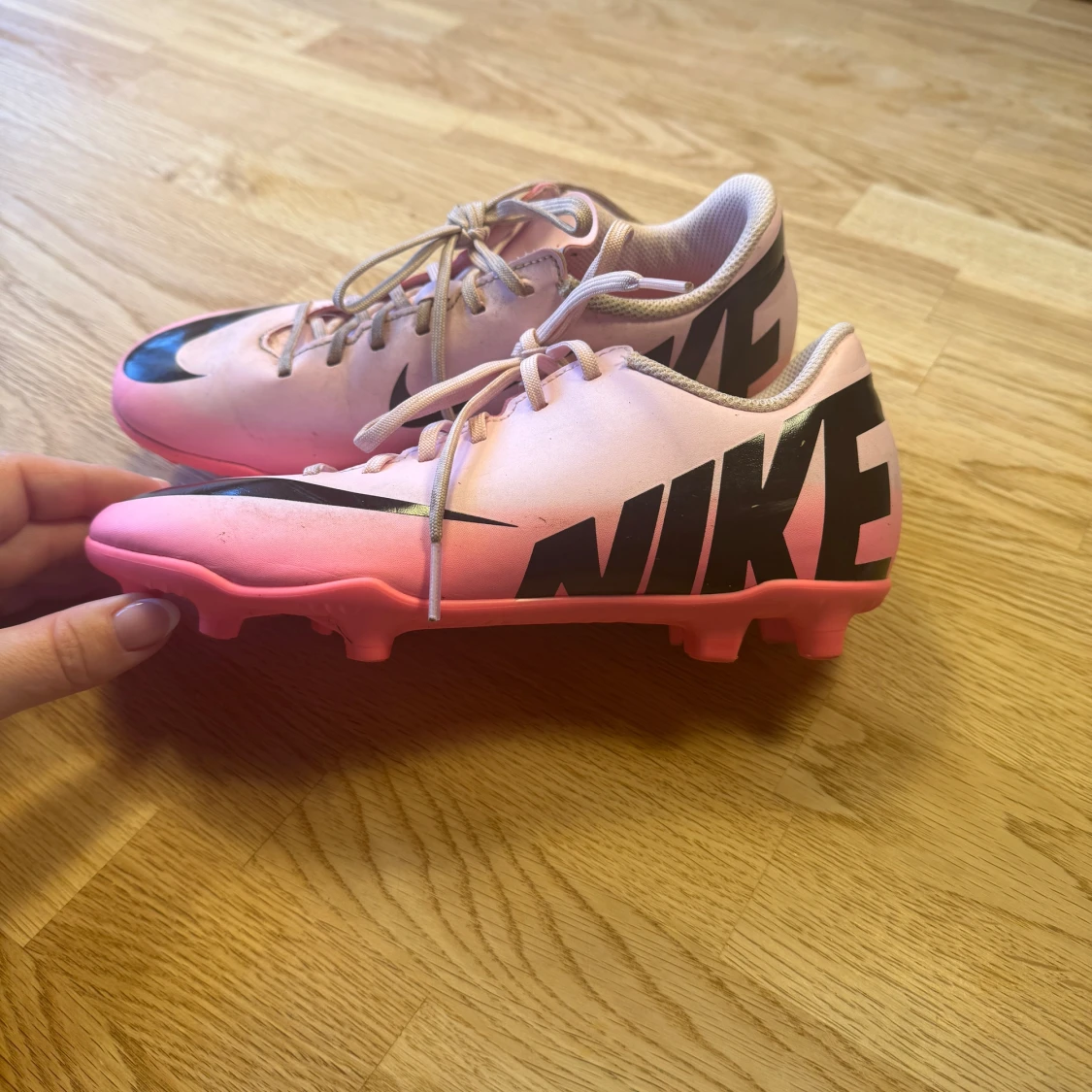 Rosa Nike fotbollsskor med snörning - 2