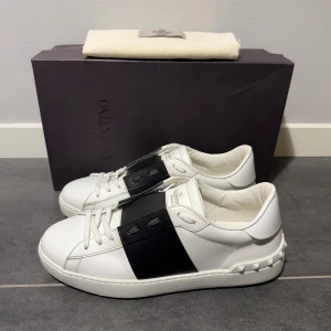 Valentino Open  - Valentino opens i size 42 passar 43, skick 9,5/10 som nya endast testad, box samt dustbag medföljer vid köp, vid funderingar hör av er.