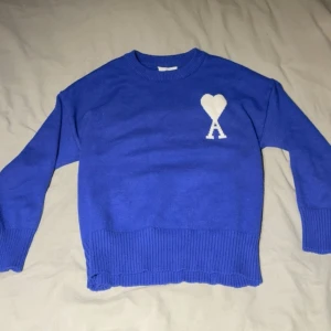 Ami Paris Tröja - En snygg Ami Paris stickad tröja som jag säljer pga att den blivit för liten. Den har ej varit använd så många gånger och är helt felfri. Hör av vid minsta funderingen. (Priset kan sänkas vid snabb affär).