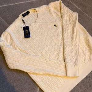  Polo Ralph Lauren - Säljer denna tröjan eftersom den inte passar mig den är helt ny jag bara testat på mig den och känd att denna tröjan inte va i min storlek eller min stuk jätte skön tröja dock och varm 