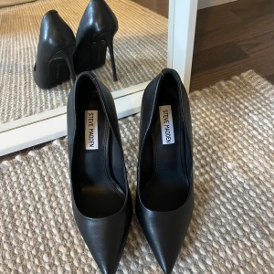 Svarta pumps från Steve Madden - Steve Madden klackar i fint skick. Höga men sköna att gå i trots det. Storlek 36 men skulle säga att dom är lite stora i storleken