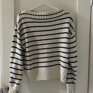 Randig tröja  - Randig tröja ifrån Gina tricot i storlek S, använd 2 gånger. Bra skick och bekväm att ha på sig. 