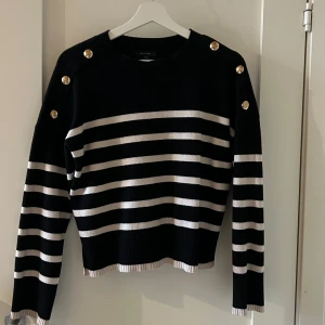 Tröja Massimo Dutti - Massimo Dutti (fejk) använd 2 gånger i storlek S. Bra skick, hel o fin. Tjockt material och bekväm att ha på sig 