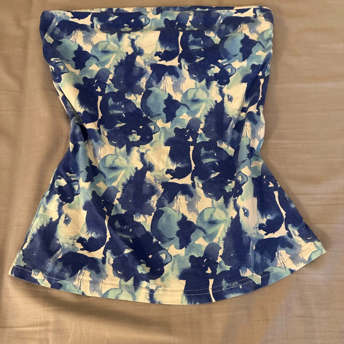 Blåvit tubtopp med abstrakt mönster