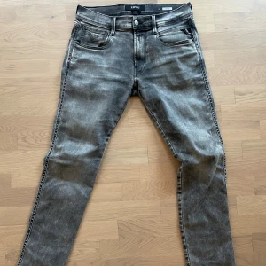 Replay Anbass *Helt Nya* - Säljer ett par helt nya Replay Anbass Hyperflex i en riktig snygg tvätt | Skick: 9,5/10 | Storlek: 32/34 | Mått: Midja 41cm, Längd: 104cm Nypris: 1899kr | Vårt pris: 699kr | Svarar gärna på frågor privat