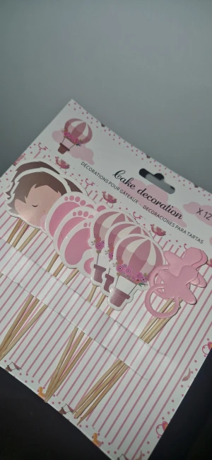 Baby girl dekoration - Dessa söta dekorationer passar perfekt till babyshowers, dop och kalas – och mycket mer! Använd dem till att dekorera tårtor och cupcakes, bakverk, blomsterarrangemang, festmat, bordsplaceringar eller i olika DIY-projekt (klipp av pinnen och använd motiven i pyssel). Helt nytt!