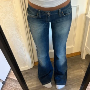 Lågmidjade utsvängda jeans  - Skiit snygga jeans från Big star!! De är vintage i fint skick. Måtten: Längd: 103 cm, midja rakt över: 37 cm Kom privat för fler mått eller frågor🥰