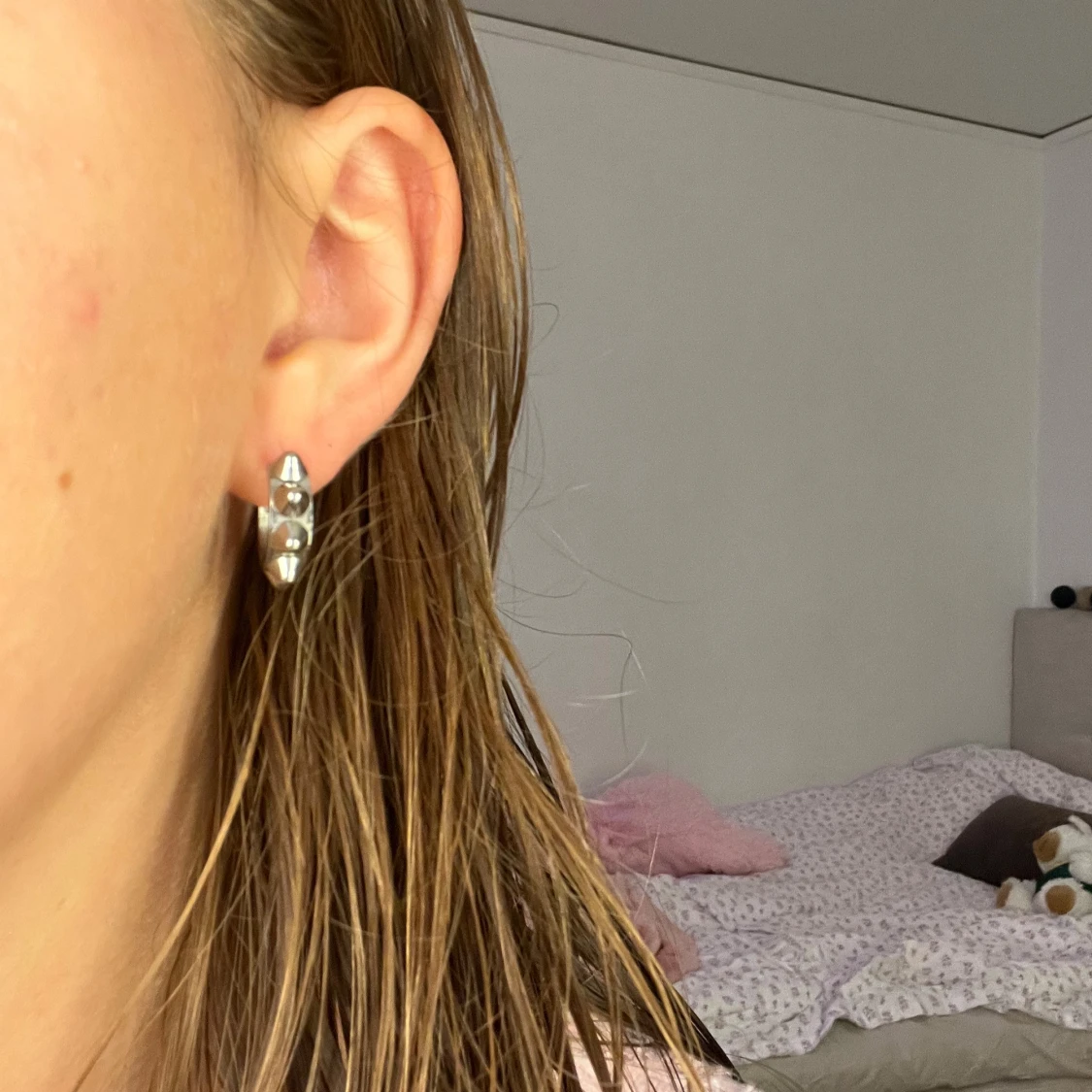 Silvriga örhängen med nitar - 1