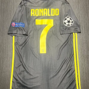 Äkta Adidas/parley adidas Juventus Ronaldo fully patches up number 7 - Säljer en helt sjuk äkta Ronaldo tröja med nummer 7 i Juventus! Det är en colab mellan adidas och parley! Den har alla patch man kan ha!                                          Storlek S!                                                           Skick 9,8/10! Alla patch och numret på ryggen är äkta!  Hör av dig vid minsta lilla fundering och kolla gärna in mina andra artiklar!