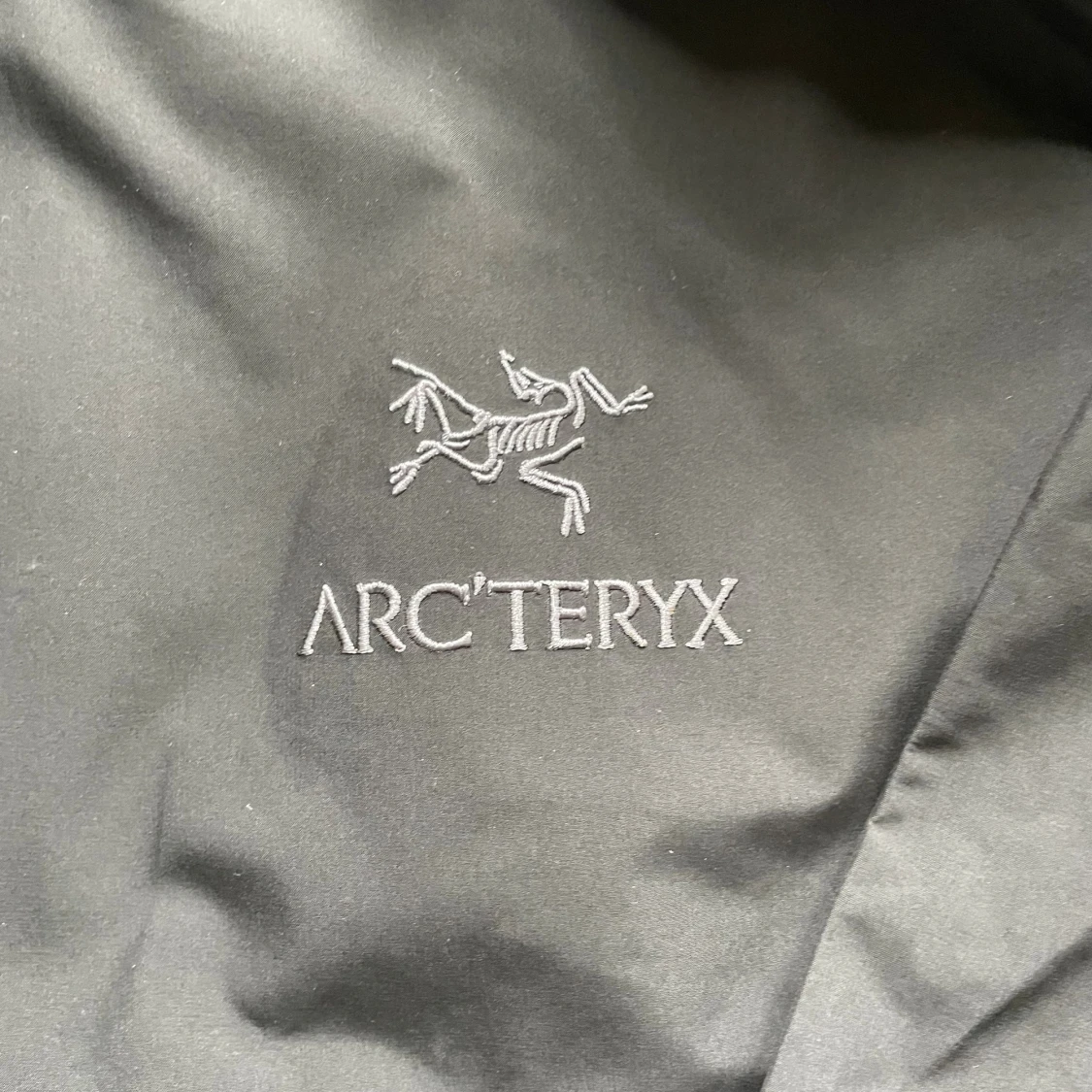 Svart Arc'teryx Gore-Tex vindjacka - 3