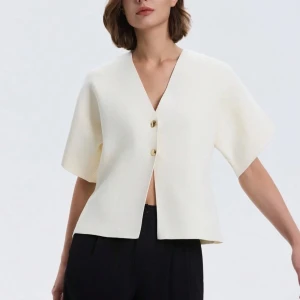 Fin topp - Aldrig använd. Passar M. Nypris: 190 kr. 