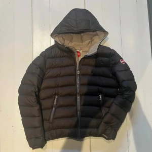 Colmar jacka - Jackan är storlek 44 vilket motsvarar ungefär xs-s den är i super skick förutom en liten fläck på ena armen som inte syns då den ligger inåt mot kroppen(syns på sista bilden) det är bara att höra av er om ni har några frågor eller om ni vill ha mer bilder!