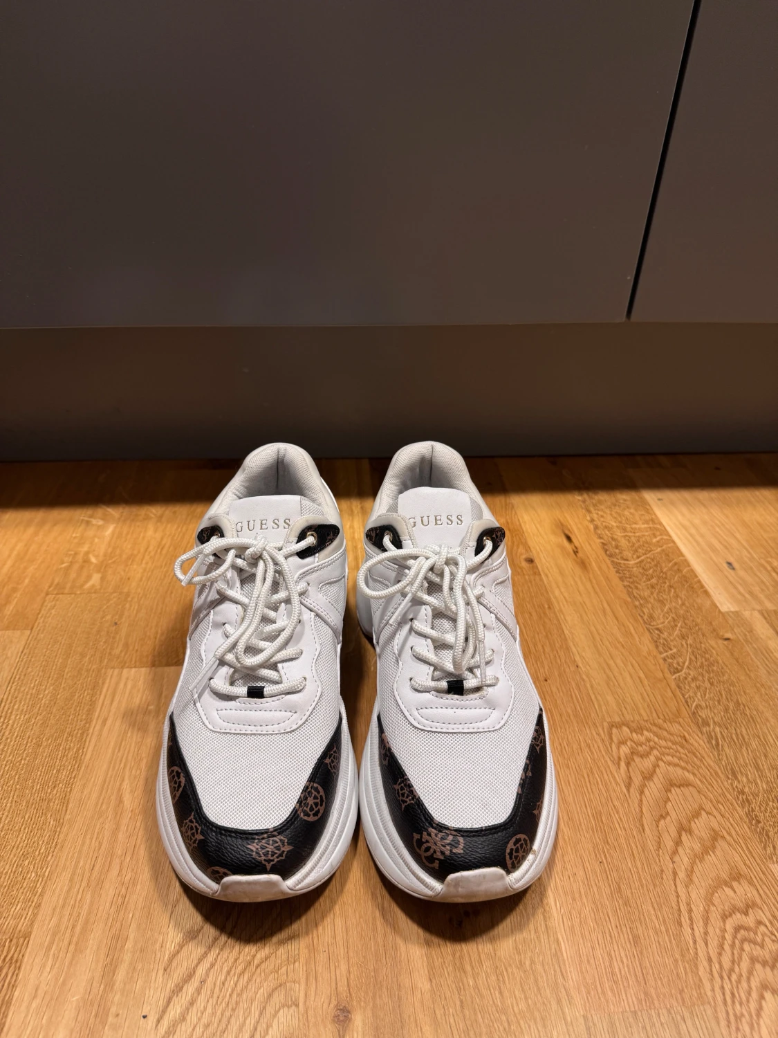 Chunky vita sneakers från Guess - 2