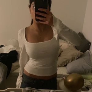 Topp - Säljer denna supersnygga långärmade tröjan med slits i armen, nypris 200kr + frakt🩷 prislapp kvar och helt ny! Kan posta samma dag köp genomförs!!💗 