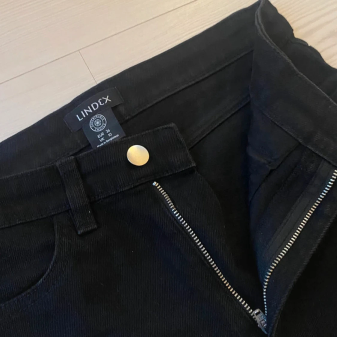 Svarta croppade  jeans från Lindex, strl 36 - 1