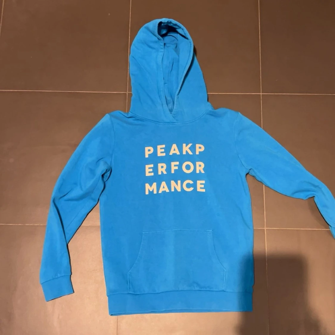 Blå hoodie från Peak Performance