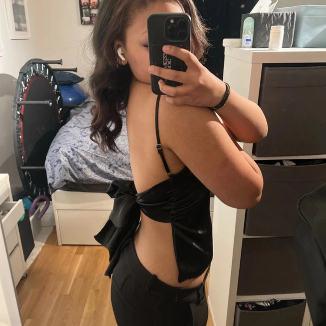 Svart satin linnetopp med rosett - 1