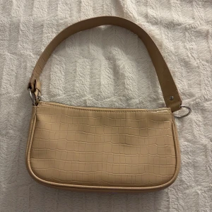 Beige Purse - Selling a super cute beige shoulder bag with a croc-textured finish. Perfect size for everyday use to put small items in but surprisingly spacious 😆Completely new !!