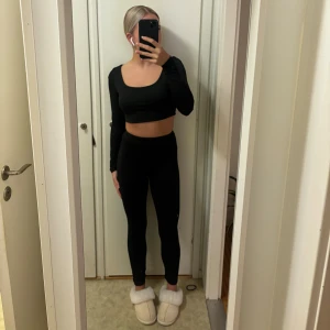 Träningssett - Säljer ett par svarta leggings med hög midja och tight passform. Perfekta för träning eller chill hemma. Med ’’matchande tröja’’ strl S.  jättestrechiga och sköna men inget jag vill träna i så de kommer aldrig till användning 
