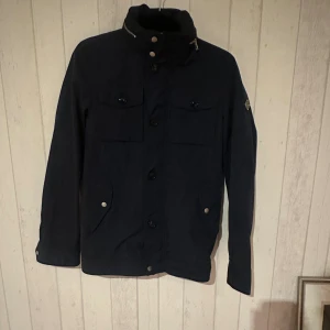 J Lindeberg field jacket  - Väldigt fint skick och det är en perfekt höst jacka. Storlek xs men sitter som en S-Liten M. Passade mig som är 182.