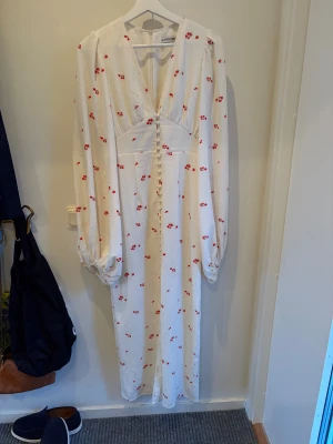 Vit långklänning med blommor från Adoore - Supersöt vit långklänning från Adoore! Använd 2 gånger