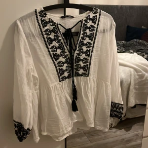 Vit blus - Fin blus med svart detaljer på. Aldrig användt och väldigt fin på sommaren!💕