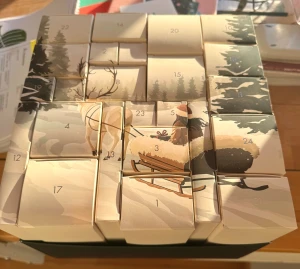 Hickap julkalender  - Säljer den populära julkalendern från Hickap. Innehåller 30 full-size produkter till ett värde av 6 020 kr. Den sålde slut på nolltid på hemsidan😍Mycket bra skick då locket är borttaget men alla luckor är självklart oöppnade!❤️