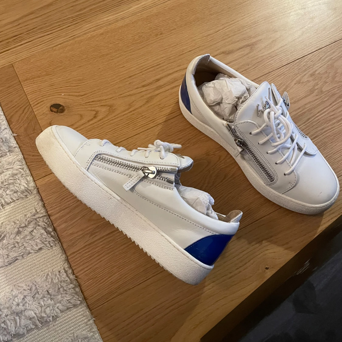 Giuseppe Zanotti vita sneakers med blå detalj - 2