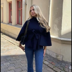 Fin poncho/kappa från missäy🥰 - Säljer denna jättefina poncho/ kappa från missäy, knappt använd🥰köpt för 538.