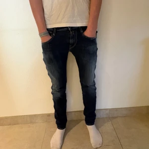 Replay Jeans  - Hej! Säljer ett par Blå Replay Jeans modell Anbass hyper flex med en shysst Wash | Storlek W29 L30 | Skick 8,5/10 | Hör av er vid eventuella frågor🤝