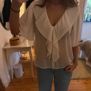 Blus med volang  - Genomskinlig blus med volang! 