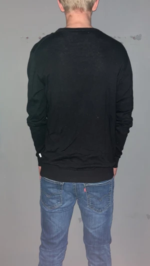 Svart sweatshirt  - Svart sweatshirt - Jack&jones - Storlek S- Mycket fint skick - Nypris: 499kr - Vårt pris: 99kr - hör av dig vid funderingar 💫