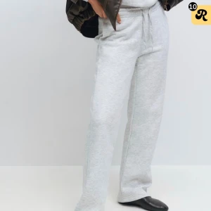 Grå mjukisbyxor med snörning - Ljusgråa mjukisbyxor, har inte använt de så mycket då dom ä för korta på mig men jag älskar dem, skriv om ni vill att ja tar bild på dom så fixar jag det