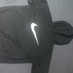 Nike windbreaker - Skön windbreaker till vintern. Knappt använd och inga skador. 