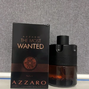 Azzaro The Most Wanted Parfum - Stilren och modern parfym från Azzaro, perfekt för dig som vill sticka ut. Flaskan innehåller 100 ml. Snygg design som drar blickarna till sig. Den är helt ny 100ml