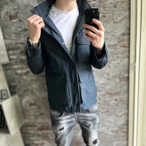 J.lindeberg Field Jacket - Bra skick, lite smutsig bara. Storlek M passar dig som är mellan 175-185cm ungefär. Nypris ca 4000kr. Modellen är 185 cm, 79 kg. Passar bra nu till vintern. Skriv för mer information!🤝