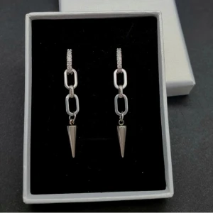 Örhängen  - Material-rostfritt stål, köpte av en från plick men var lite för korta än vad jag hade tänkt så skulle säga de är ca 4cm långa 